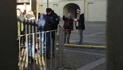 Policisté pi vstupu do Praského hradu kontrolovali o adventní sobot obsah...