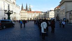 Dlouhá fronta před vstupem na Pražský hrad na Hradčanském náměstí během...