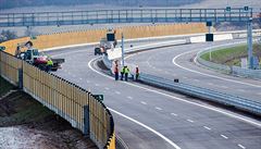 Na tomto úseku dálnice jsou svodidla i namalované pruhy, v jiných částech D8... | na serveru Lidovky.cz | aktuální zprávy