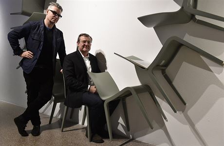 Designi Michal Fronk (vlevo) a Jan Nmeek (vpravo) pedstavili...
