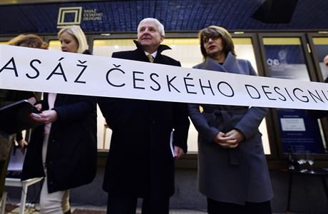 Guvernér eské národní banky (NB) Jií Rusnok (uprosted) a praská primátorka...