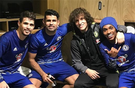 Diego Costa (druhý zleva) se spoluhrái z Chelsea a s pivem v ruce.