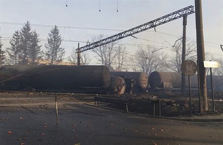 Vagony nákladního vlaku, které vybuchly.