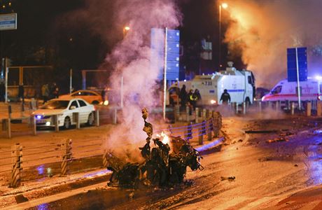 Policie pijídí na místo exploze v centru Istanbulu.