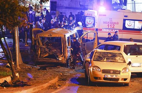 Policie a ambulance na mst inu v centru Istanbulu