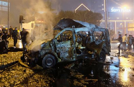 Zcela zniené auto po explozi v Istanbulu.