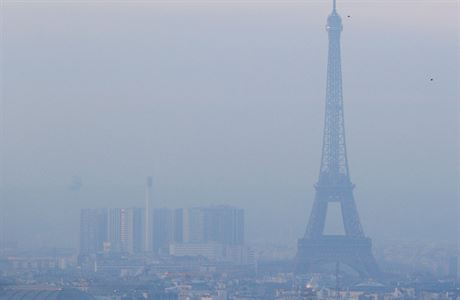 Pohled na Eiffelovu v zahalenou ve smogu.