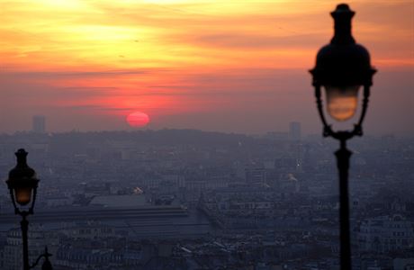 Výhled na západ slunce z paíského Montmartreu.