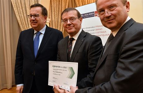Ministr obchodu a prmyslu Jan Mládek (vlevo) pedal 12. prosince v Praze...