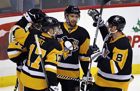 Nick Bonino z týmu Pittsburgh Penguins'  slaví svj gól se spoluhrái Brianem...