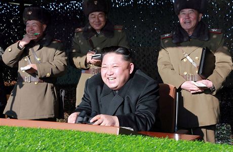 Severokorejský lídr Kim ong-un má radost ze cviení batalionu KPA 525...