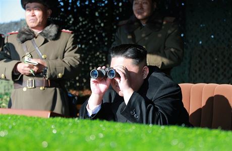 Severokorejsk ldr Kim ong-un sleduje dalekohledem cvien batalionu KPA 525...