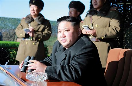 Severokorejsk ldr Kim ong-un sleduje cvien batalionu KPA 525 pslunk...