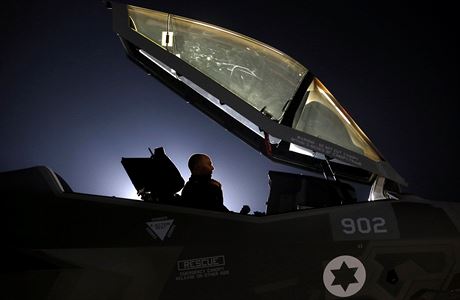 Izraelsk pilot v kokpitu F-35.