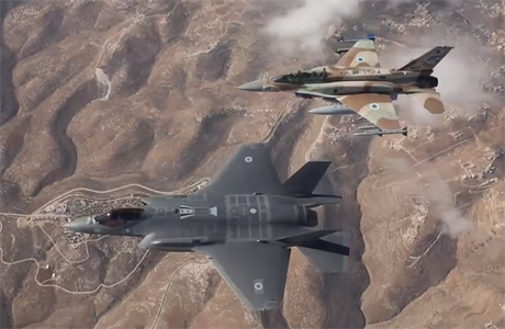 F-35 (vlevo) a F-16 nad Izraelem.