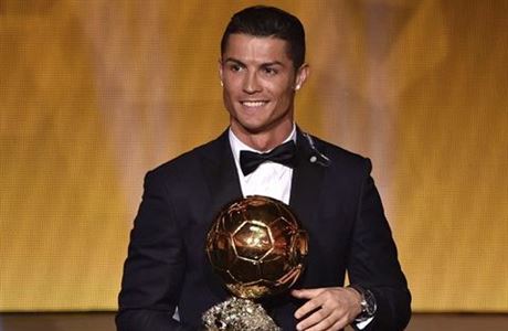 Ronaldo pátým Zlatým míčem pro nejlepšího fotbalistu světa dorovnal Messiho  rekord | Fotbal | Lidovky.cz