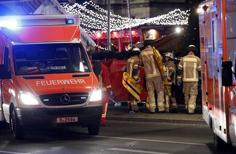 Hasiči a záchranáři zasahují na vánočním trhu v Berlíně, kde vjel kamion do...