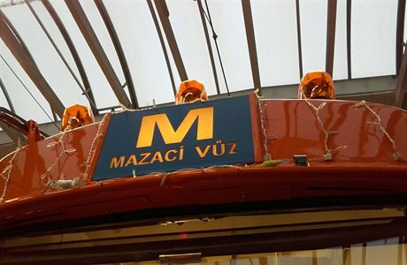Mazaka je nov vybavena cisternou pro zavlaovn travnatch trat a vnonmi...