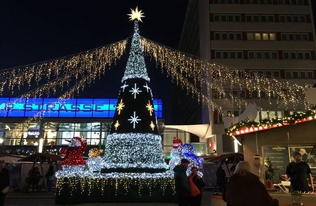 Symbolický vánoní strom je vedle Striezelmarktu umístný i na Pragerstrasse.