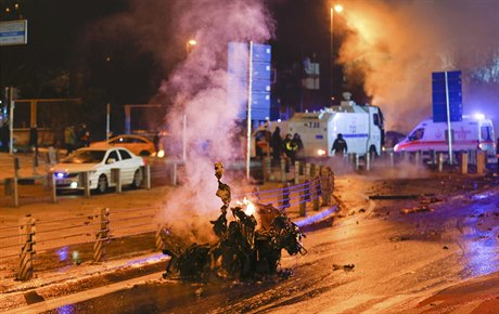 Policie pijídí na místo exploze v centru Istanbulu.