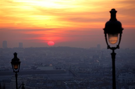 Výhled na západ slunce z paíského Montmartreu.