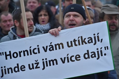 Demonstraní mítink zamstnanc zorganizovali odborái 16. prosince ped sídlem...