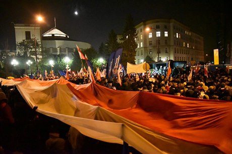 Lidé demonstrovali ped polským parlamentem.