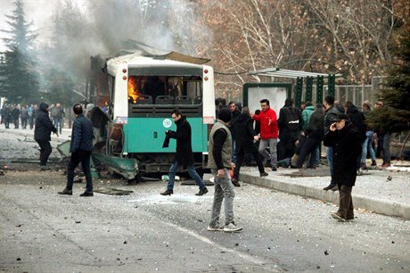 Výbuch zasáhl autobus.