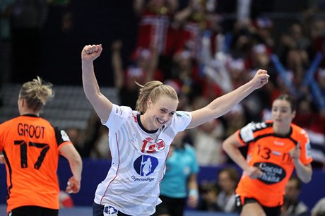 Házenkářka Norska slaví branku na evropském šampionátu.