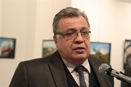 Ruský velvyslanec Andrej Karlov pi otevení výstavy poádané v Ankae ruským...