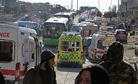 Obyvatelé Aleppa ekající, a budou moct nastoupit do autobus a sanitek pi...