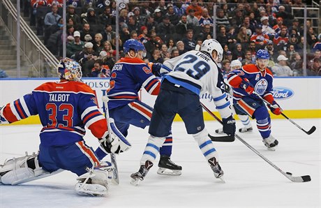 Patrik Laine se v zápase v Edmontonu místo do branky soupee trefil do té své.