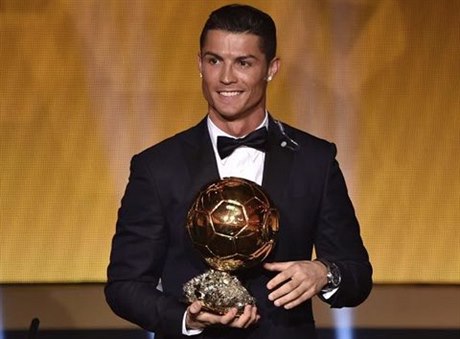 Cristiano Ronaldo se svým čtvrtým zlatým míčem.