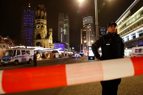 Berlínská policie uzavela okolí vánoního trhu na námstí Breitscheidplatz u...