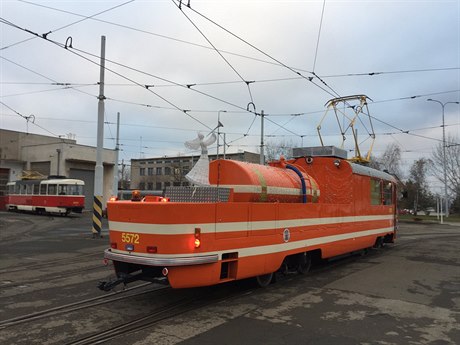 Opravená mazací tramvaj s vánoní výzdobou.