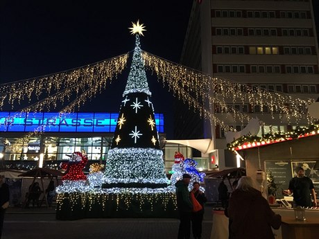 Symbolický vánoní strom je vedle Striezelmarktu umístný i na Pragerstrasse.