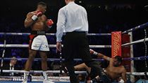 Anthony Joshua prv knockoutuje Erika Molinu.