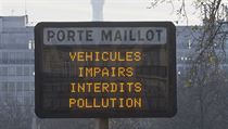 Des panneaux d'information avertissent que les voitures avec des plaques d'immatriculation impaires sont interdites...