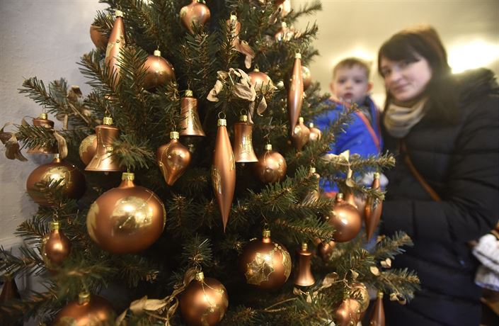 Jak letos ozdobit vánoční stromek? Může být něžně přírodní i tajemně  barokní | Design | Lidovky.cz