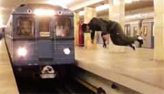 Ruský mladík skočil salto před přijíždějící metro
