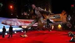 Herec Terry Crews skáe vedle hvzdné stíhaky X-wing fighter na erveném...