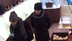 V pra�ském obchod� uloupili dva mu�i diamanty a �perky za miliony.