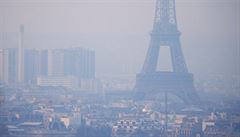 Eiffelova v zahalená ve smogu, který od zaátku prosince suuje francouzské...