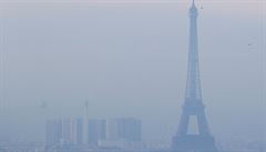 Pohled na Eiffelovu v zahalenou ve smogu.