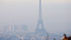 Na snímku Eiffelova v, avak 16. paíský okrsek, který se nachází za ní, u...