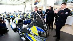 Policista fotící nový motocykl