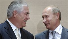 Ruský prezident Vladimir Putin a éf Exxon Mobile Rex Tillerson se pi jednání...