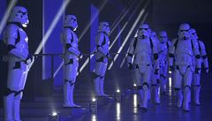 Herci pochodující v kostýmech voják impéria na evropské filmové premiée Star...