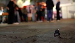 Miniaturní hraka robota C2-B5 na chodníku vedle fronty fanouk ekajících na...