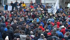 Demonstraní mítink zamstnanc zorganizovali odborái 16. prosince ped sídlem...